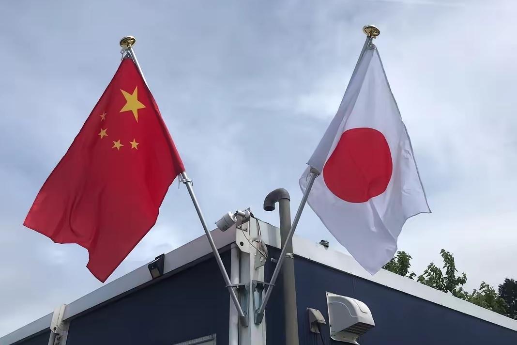 中国外交部在11月10日对高市早苗的不当言论作出严正定性：“此举同日本政府迄今所