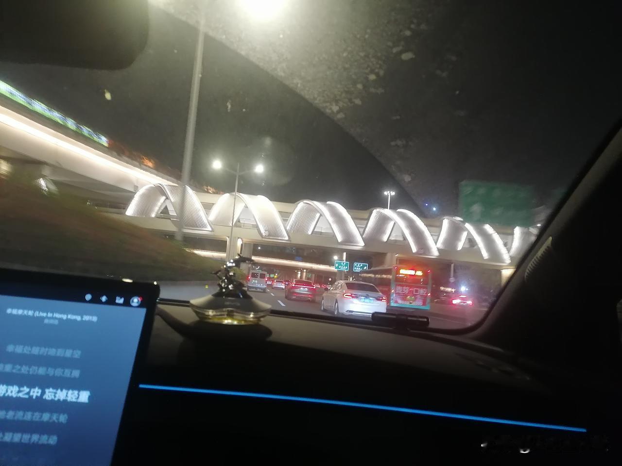 颇具特色的光亮工程，波浪式造型，网型灯光，好看闪亮！