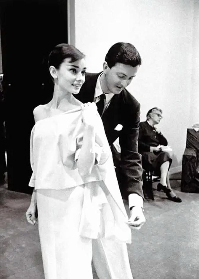 1992年底，赫本被确诊结肠癌晚期，她想回瑞士过最后的圣诞节，却因疾病无法正常搭