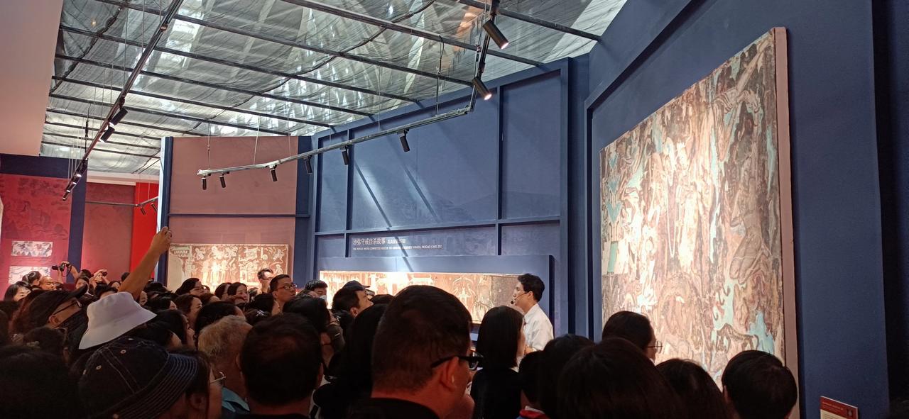 “敦煌美学与世界的连接”——敦煌壁画数字艺术大型公益展，这是目前深圳最火的展了，