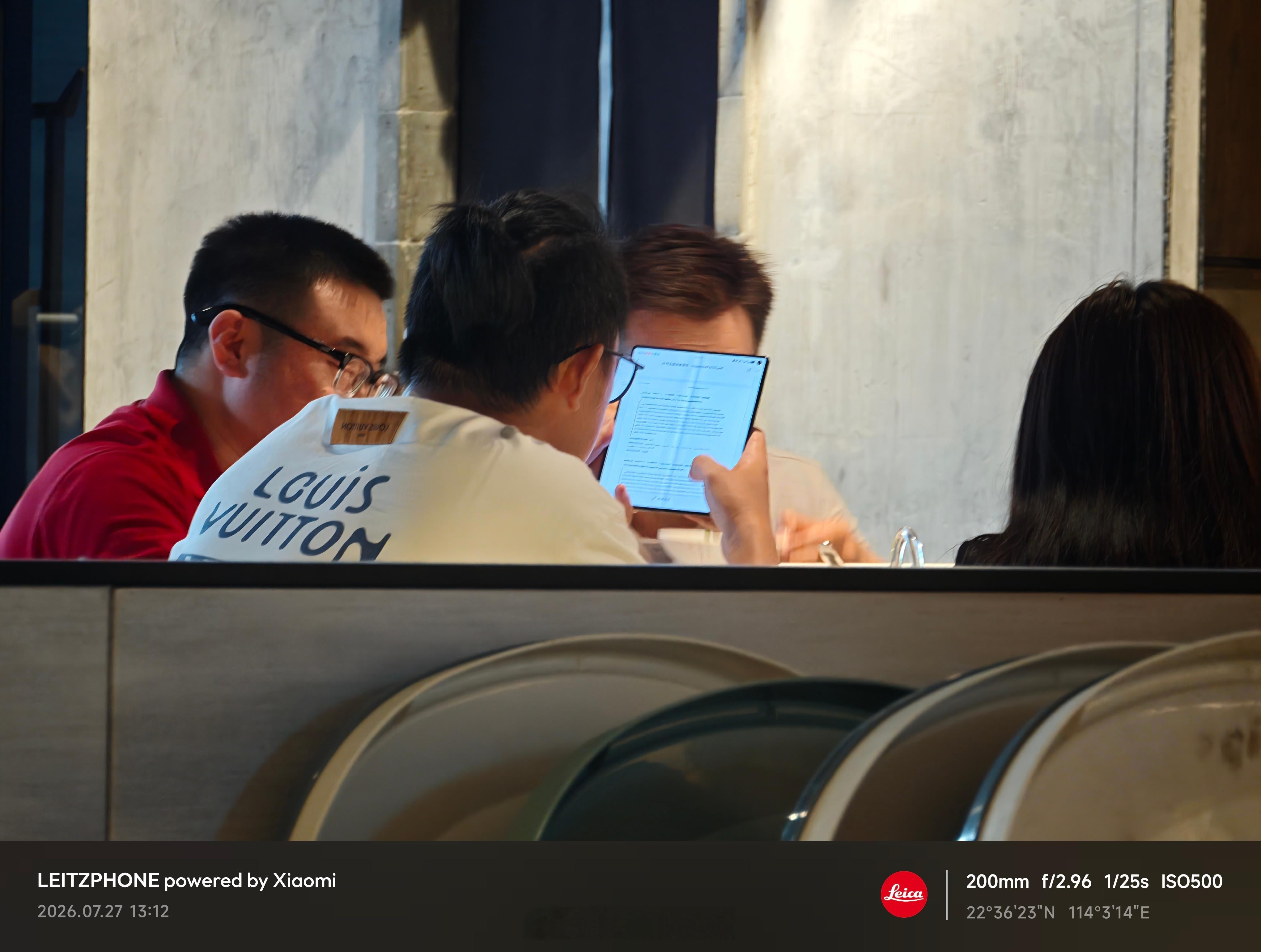 买过折叠屏的小伙伴一定遇到过这种情况：当你把折叠屏拿给亲戚朋友看，他们第一反应不