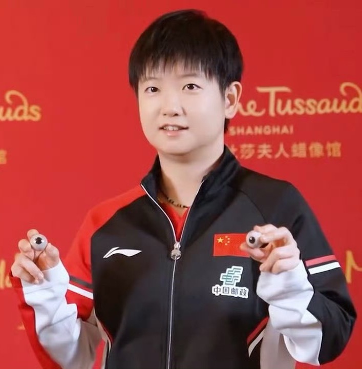 手持两颗假👁️还这么萌 