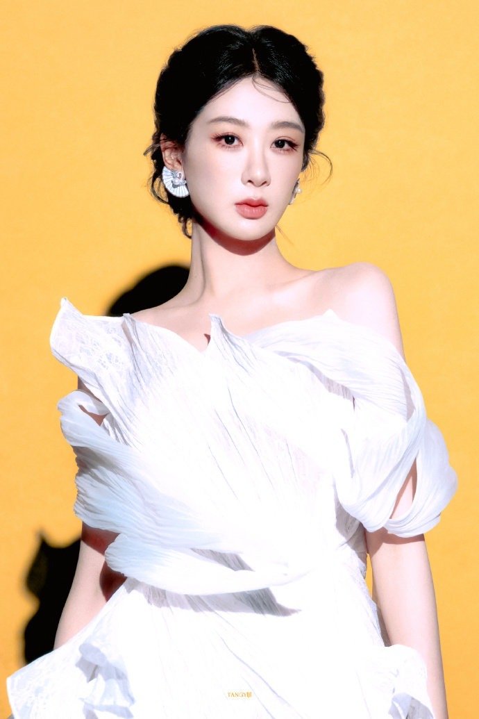 杨紫玉兰花开君再来 💜杨紫董竹君 你的微笑在我的心尖闪耀，编织了每一个奇妙。?