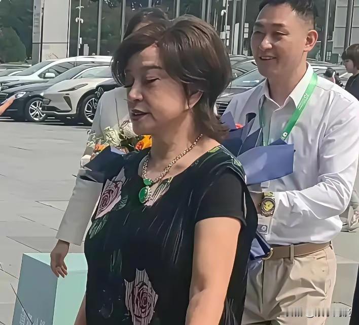刘晓庆在北京街头被拍到。离开了舞台耀眼的灯光加持，卸下镜头包装，也真切显出了岁月