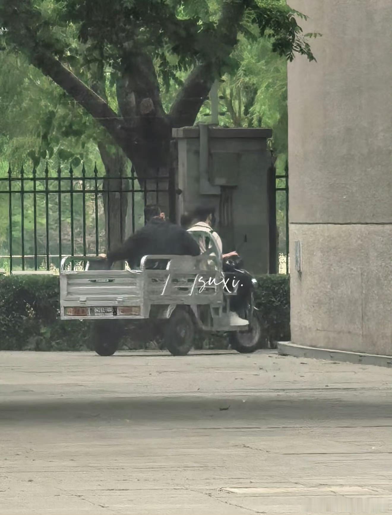 偶遇马嘉祺答辩坐三轮车马嘉祺去答辩坐的是三轮车 咋这么好笑