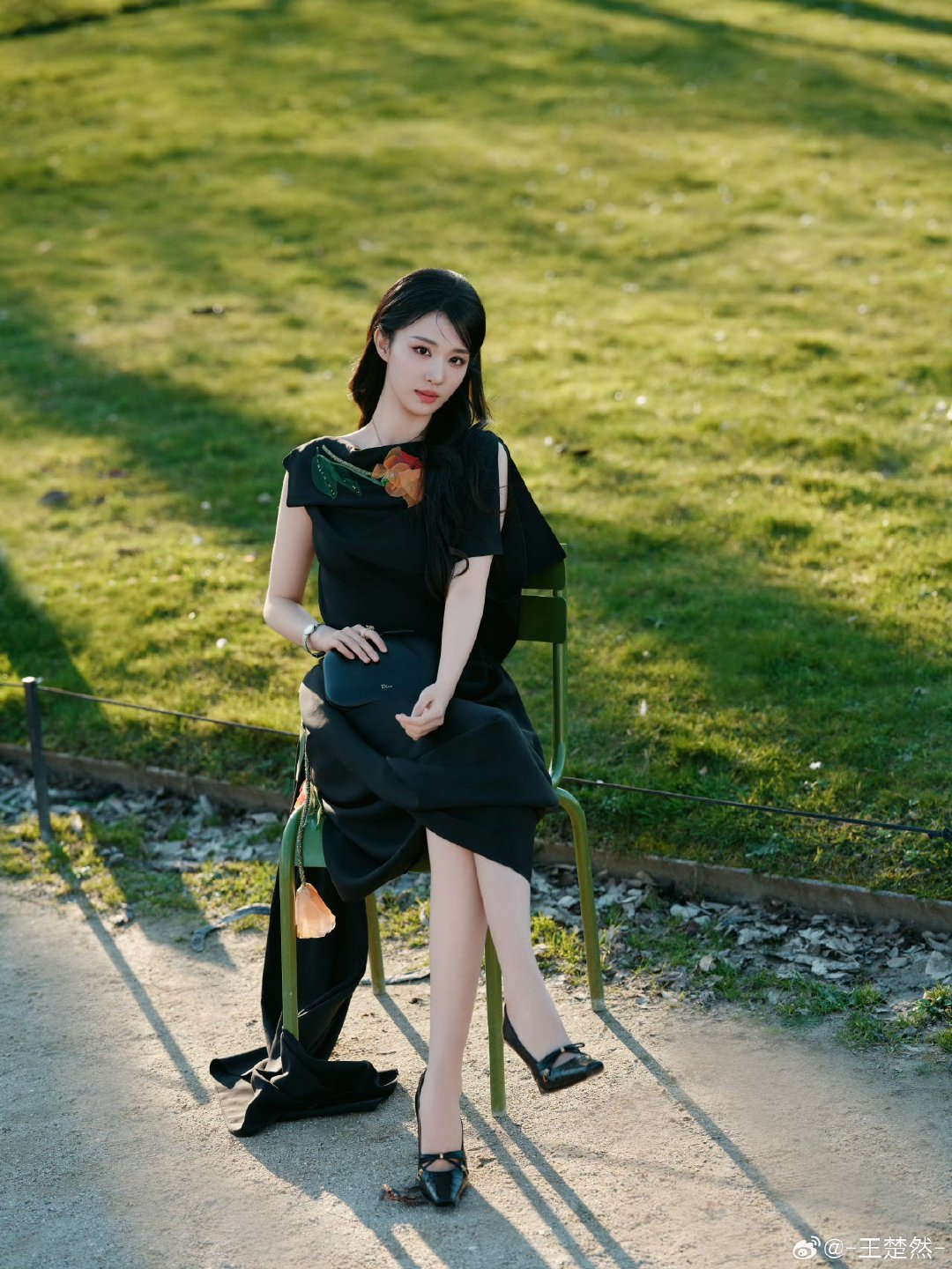 王楚然看秀很养眼王楚然巴黎看秀造型被王楚然的巴黎看秀造型惊艳到了！标准的东方美人