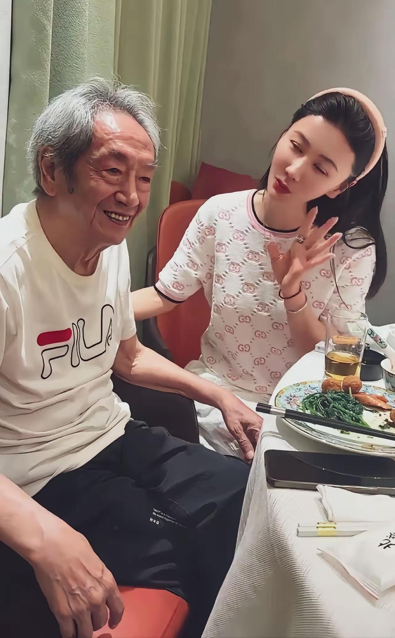 “老头，这是多少？”那天聚餐，老戏骨王奎荣喝的有点高，小37岁的爱妻饶芯语在一旁