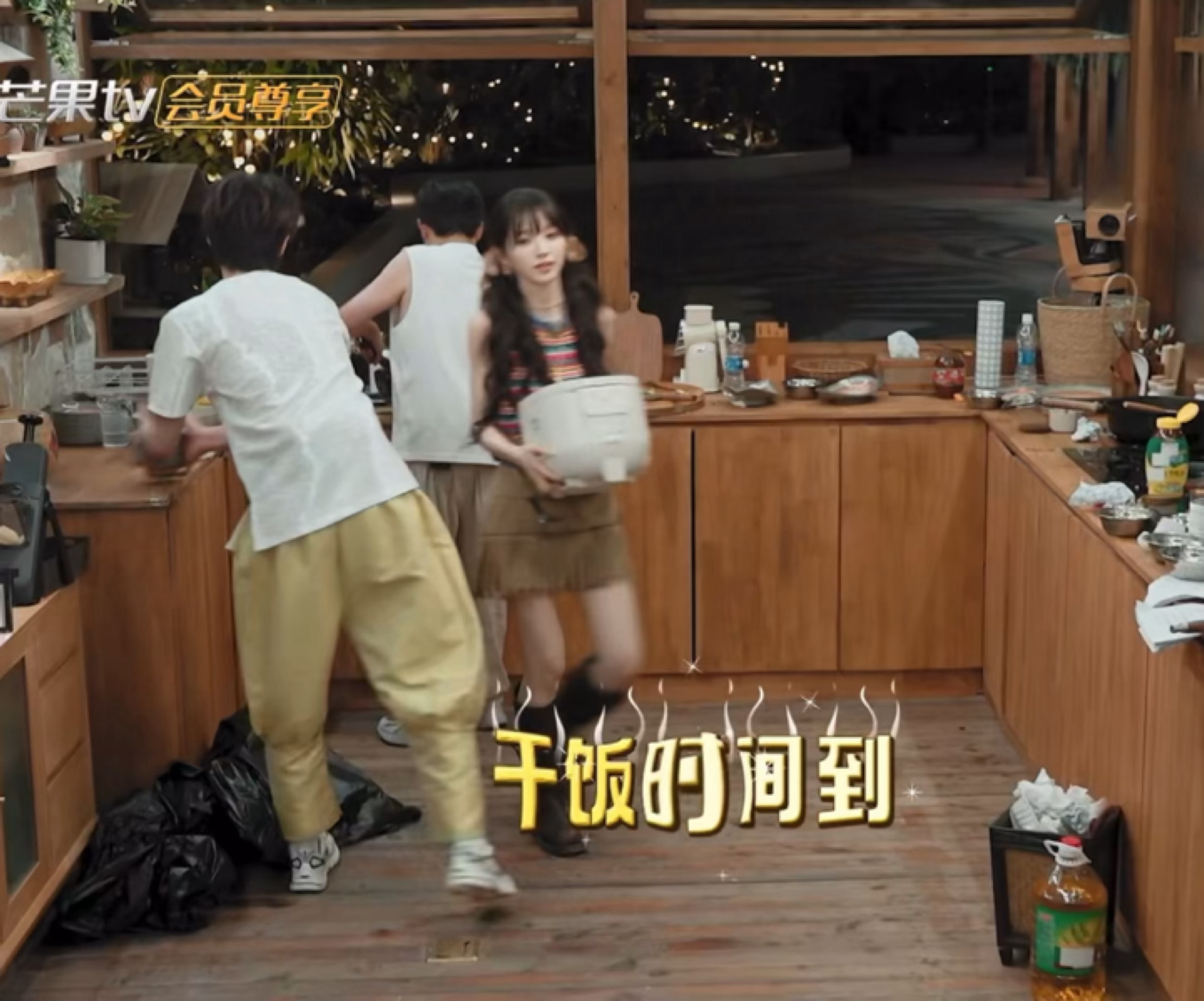 眼里有活 搬了一叠碗 