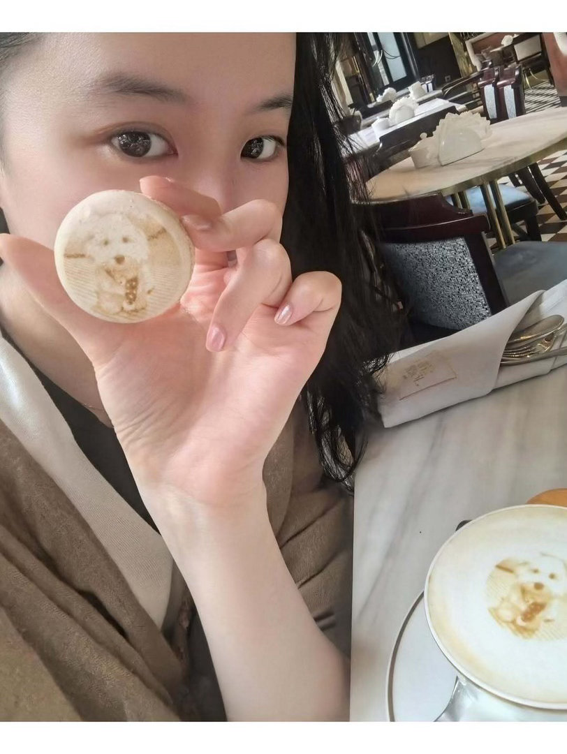 #咪咕星鲜事##刘亦菲晒波兰随拍#好随性的美，满满的松弛感。的穿搭虽然简单，美貌