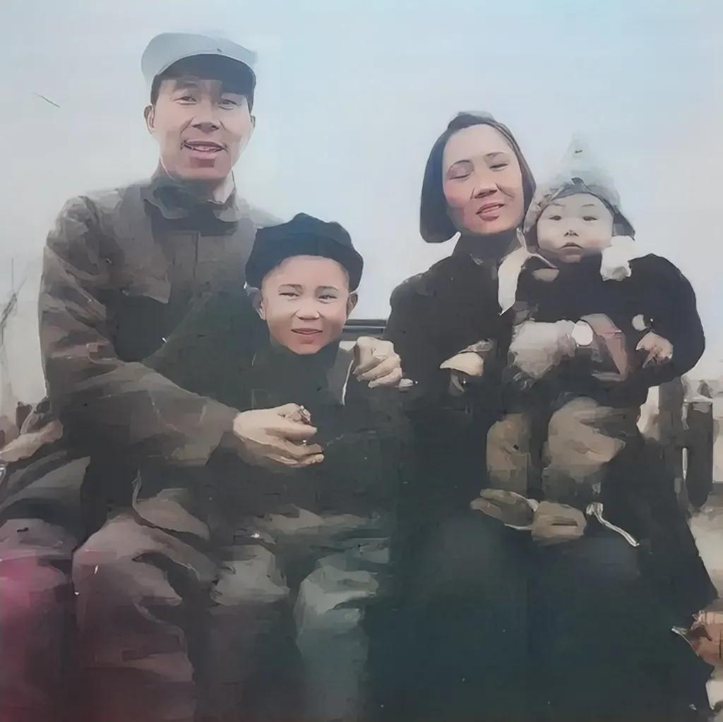 40年代，黄永胜和妻子项辉方、儿子黄春光、黄项林，留下的一张合影。

他们两个人