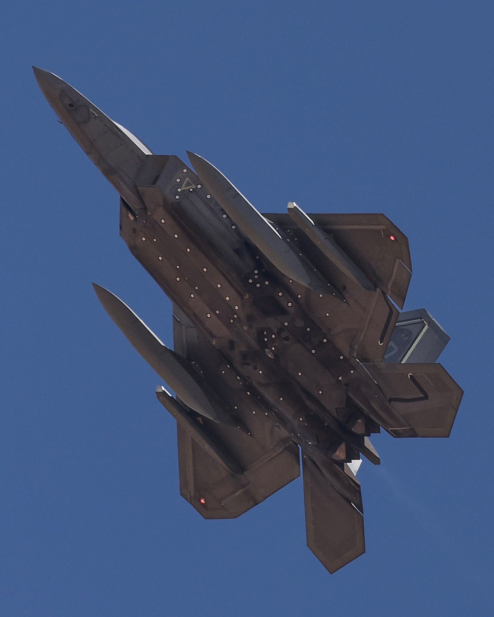 🔻USAF说F-22可以挂载不抛弃的隐身副油箱和隐身IRST光电吊舱测试被拍到