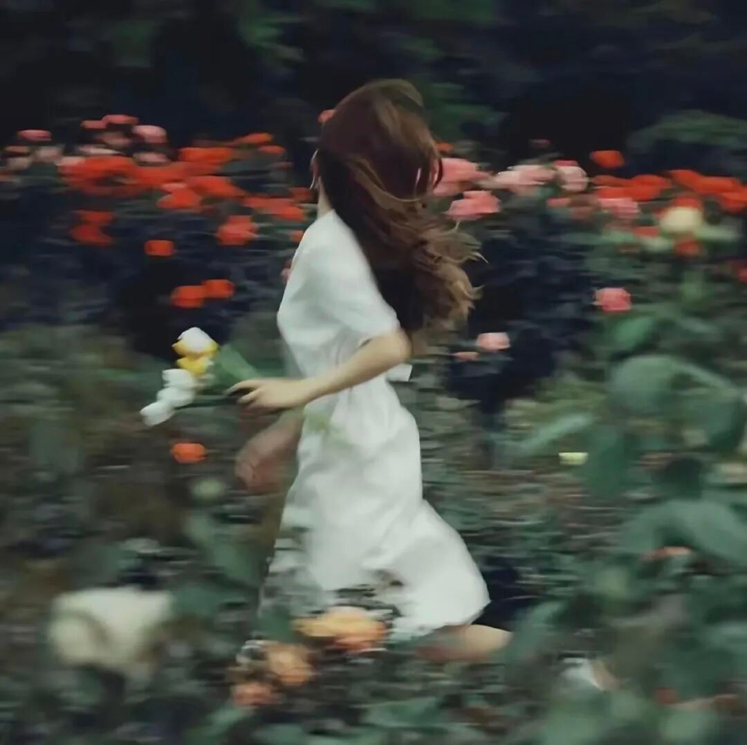 “心若在，断了联系又何妨；心若不在，寸步不离又怎样。抓不住的东西，连伸手都是多余