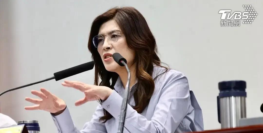 台湾政坛最近又出现了新的话题，郑丽文在节目当中把外界关切的八卦流言进行了直接的挑