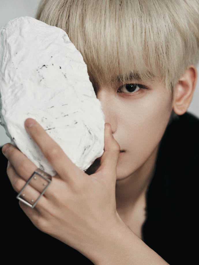 胡先煦金发深V 胡先煦马吉拉活动胡先煦马吉拉活动，胡先煦金发深V，小胡今日份活动