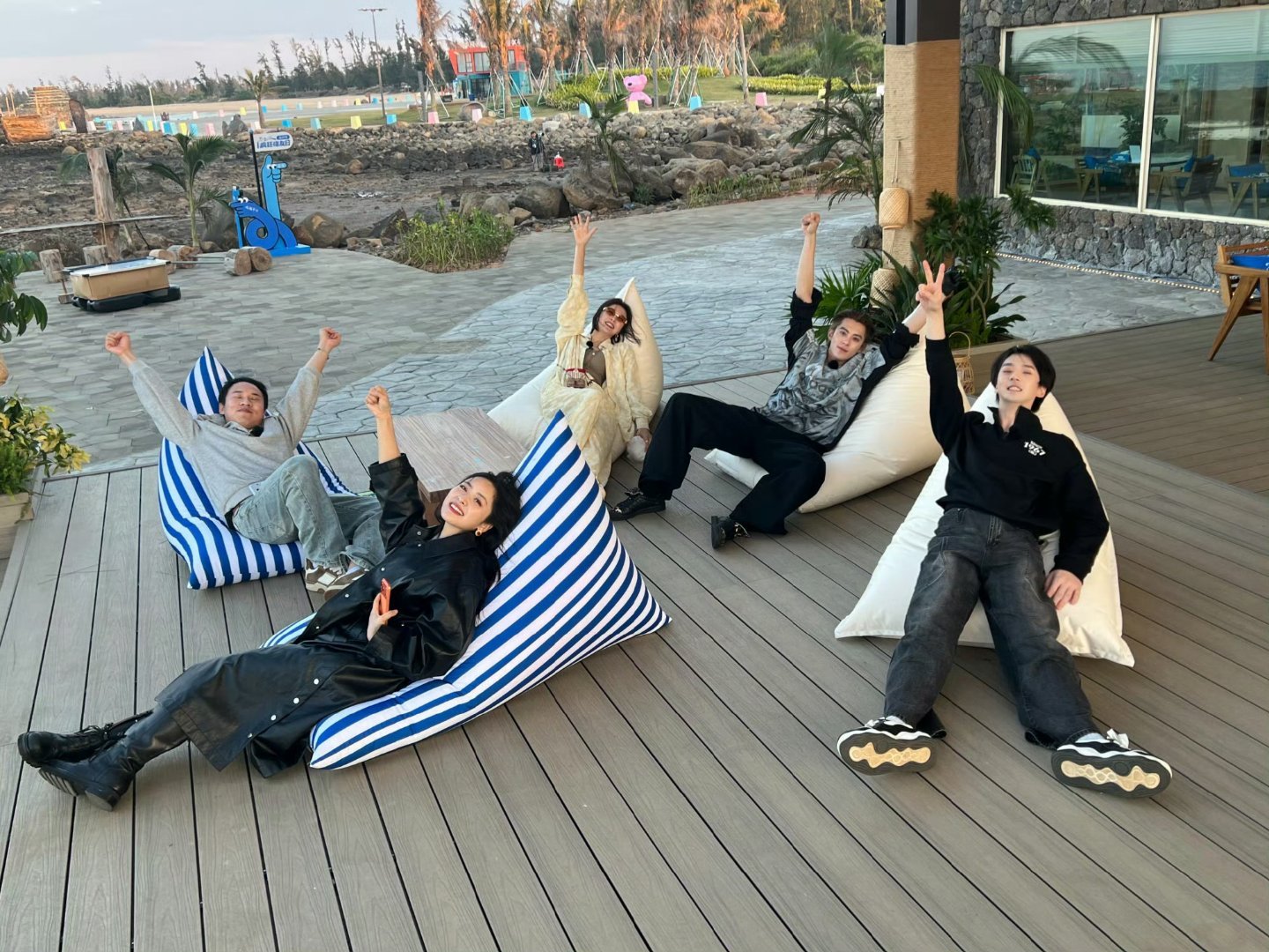 沈月抱着必给大家出图的决心来的谁还没被沈月美到！抱着必给大家出图的决心营业～拍照