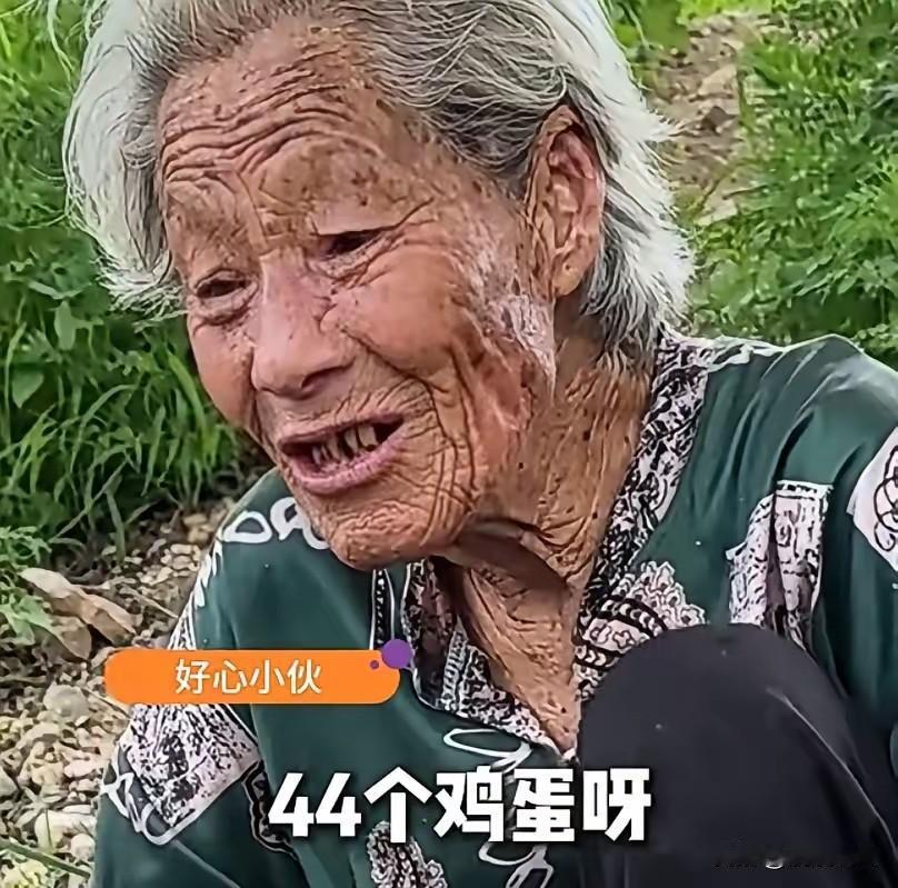 山东，1老人拎着半篮鸡蛋坐在路边等生意，男子见后想买，却因鸡蛋个数与老人吵了起来