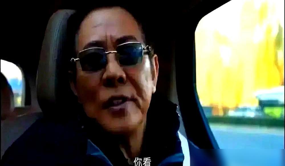 吴京这纯属是把下半辈子的养老保险都梭哈了。七个亿的真金白银砸地缝里，连自家房产证