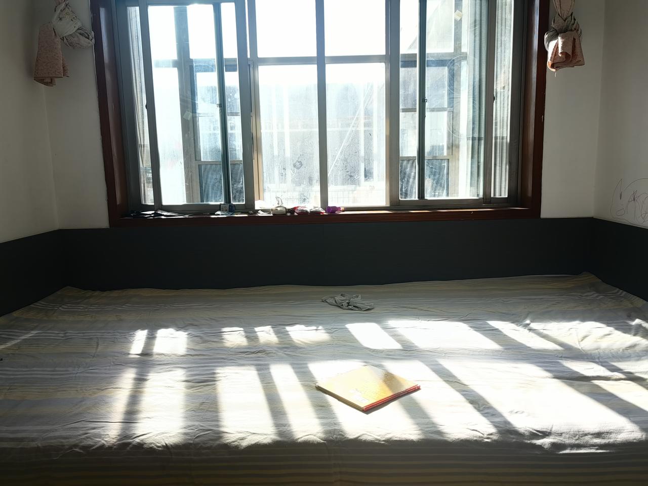 前些年花2万块钱在台阶上做了个封闭，到了冬天是真沾光了，成了天然的暖气炉。
只要