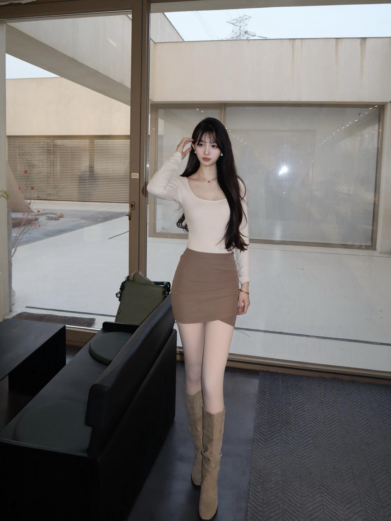 氛围感短裙套装|||跟大家分享一下我的新穿搭
冬日氛围感我悟了 
感觉随便一拍都