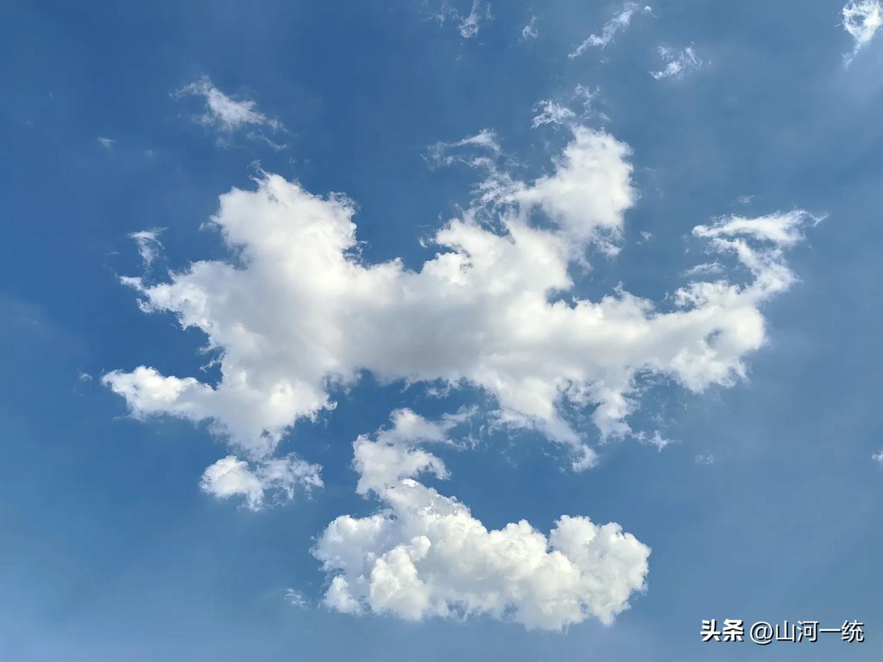 目前已知的反对降低英语权重的有三个所谓名人，一是胡锡进，二是“黄教授”，三是陈晓