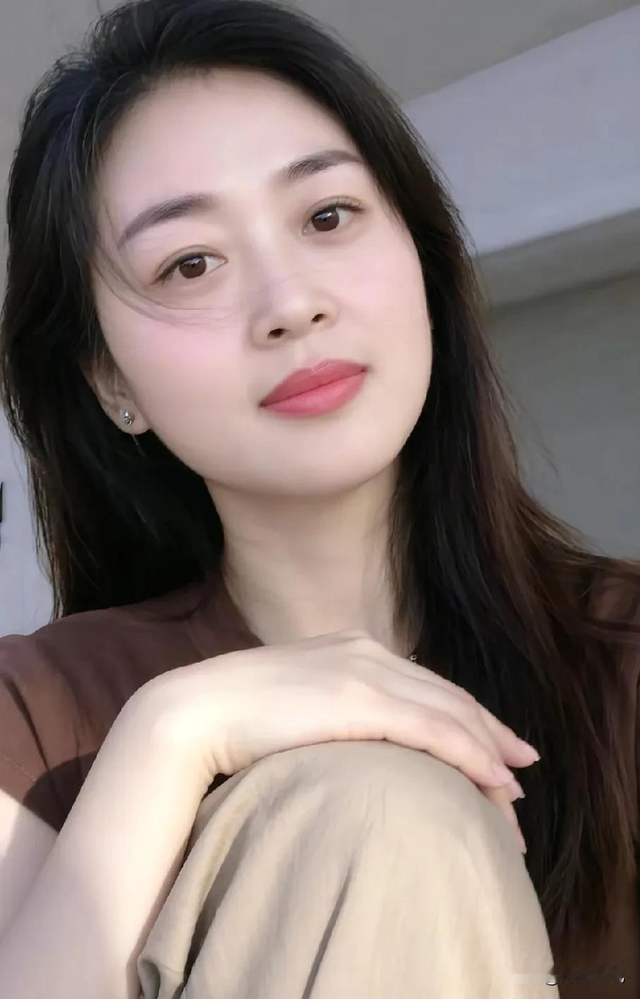 多少男人做梦都想的
极品老婆
第一
说话常带微笑
在家上床是妖精
下床是人精
躺