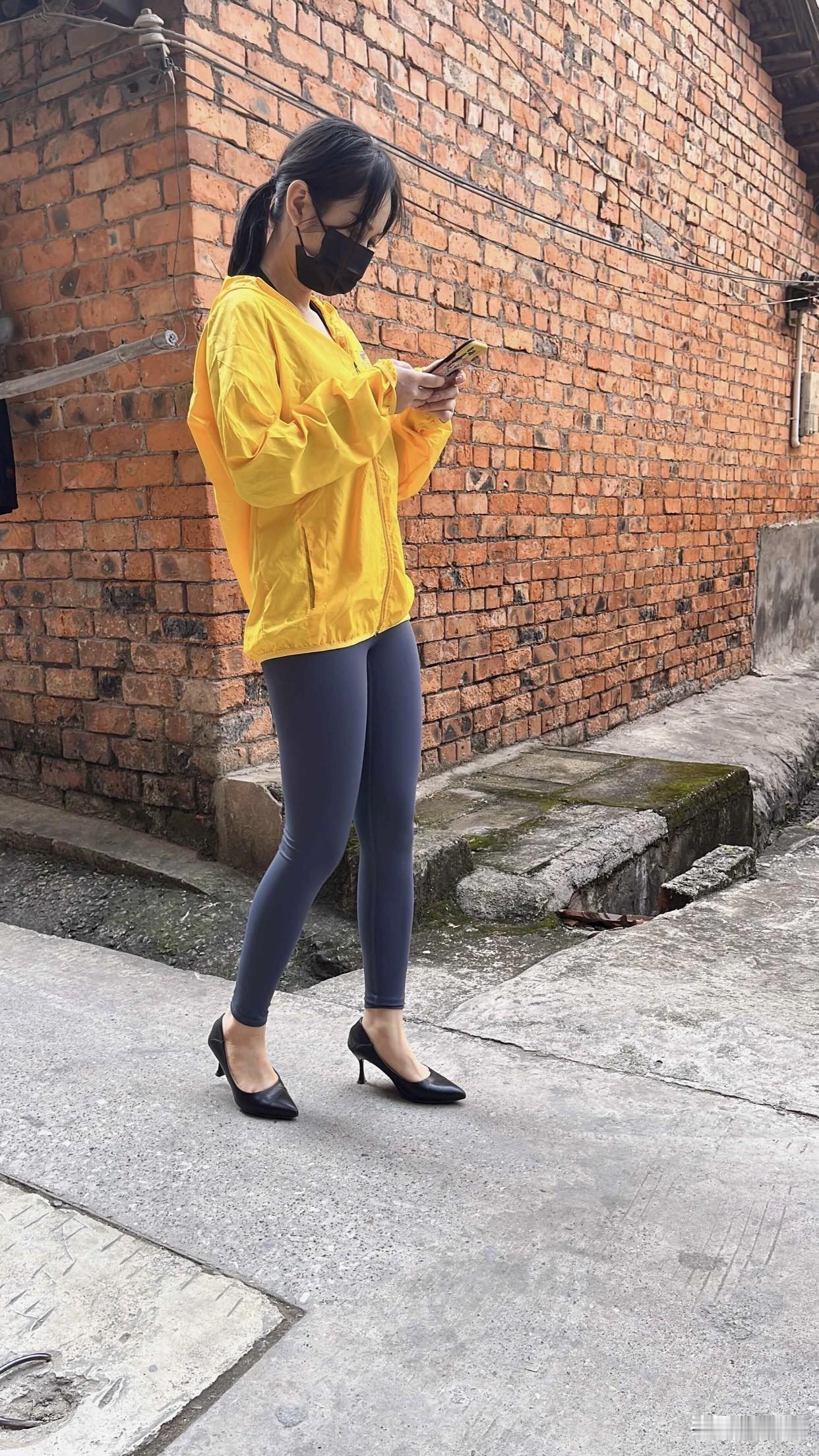 寻找镜头的美美团外卖小姐姐，风衣飘飘，自信满满！👗💃🏻