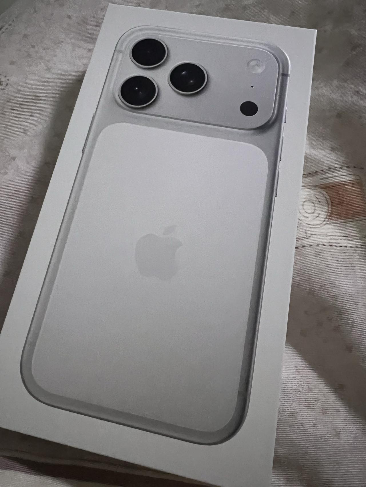 咱拿上手机以后抓紧拆封，赶紧把另外一部旧手机的系统和文件全部同步过来。

可能有