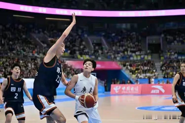 全运会女篮决赛，四川女篮68：74再次输给广东女篮。
巴黎奥运会比赛中，李梦，王