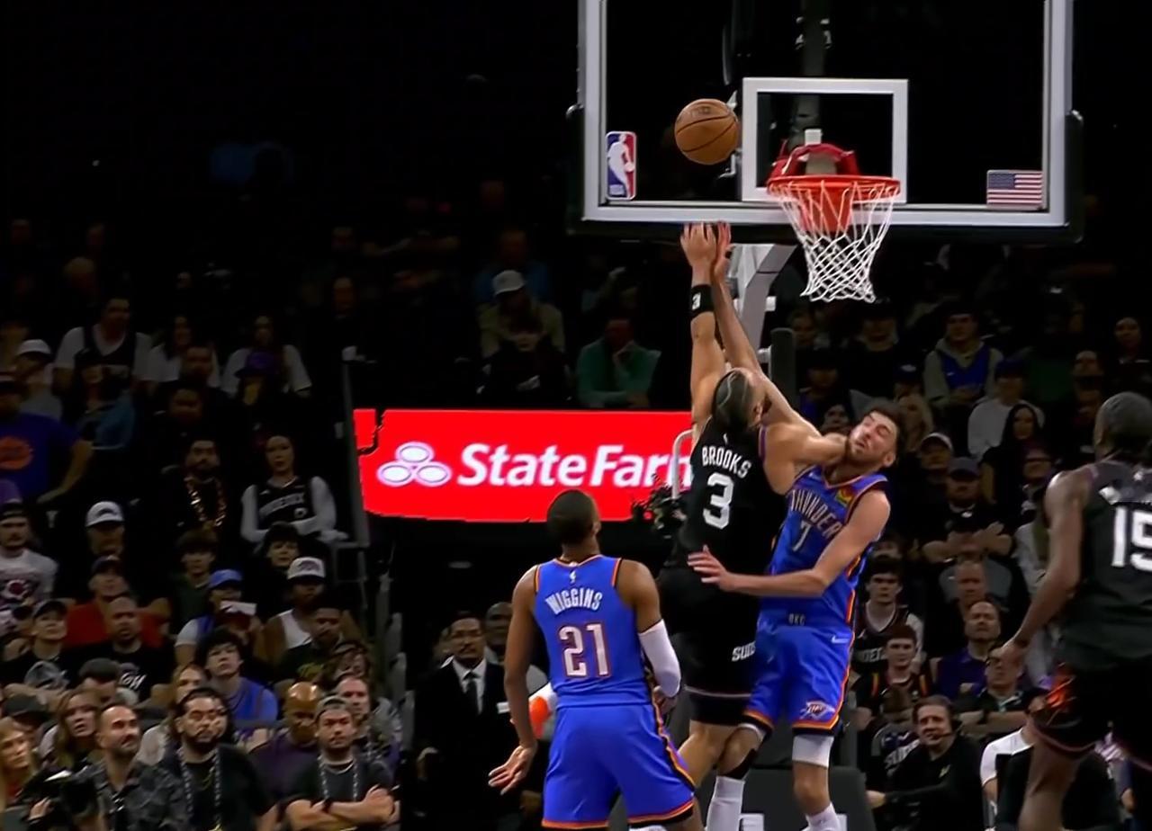 霍姆格伦面部受伤，今后谁还敢去防狄龙布鲁克斯上篮？

狄龙布鲁克斯在一次上篮时故