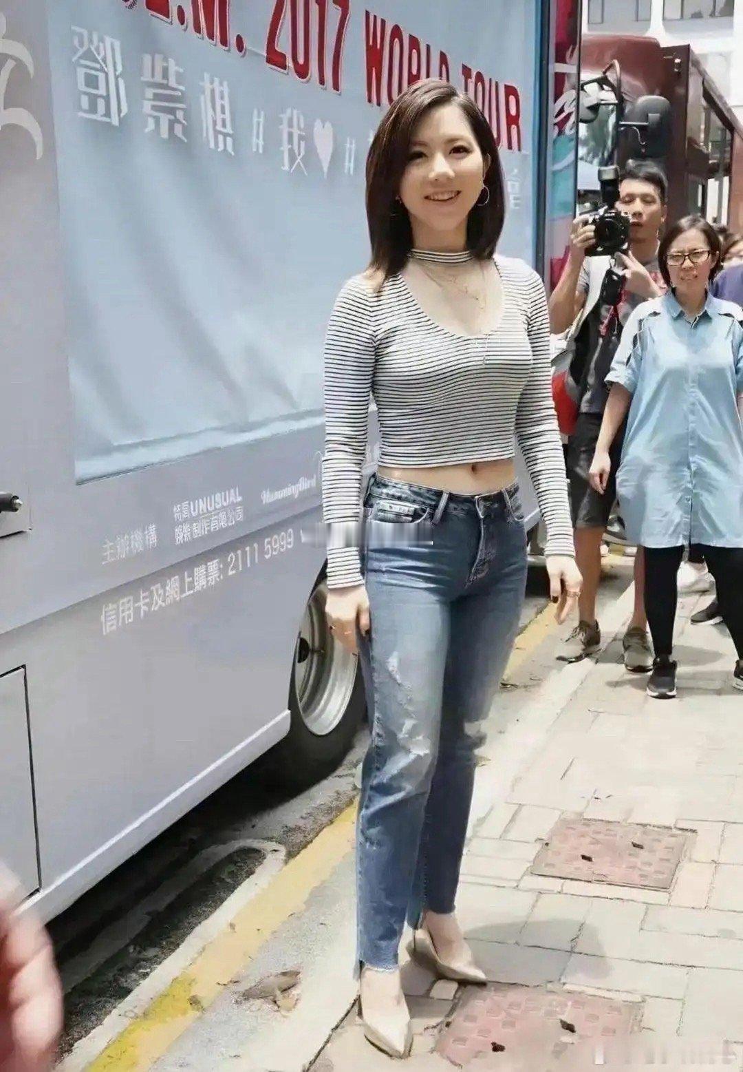 邓紫棋挺好看的，就是身高差点意思 