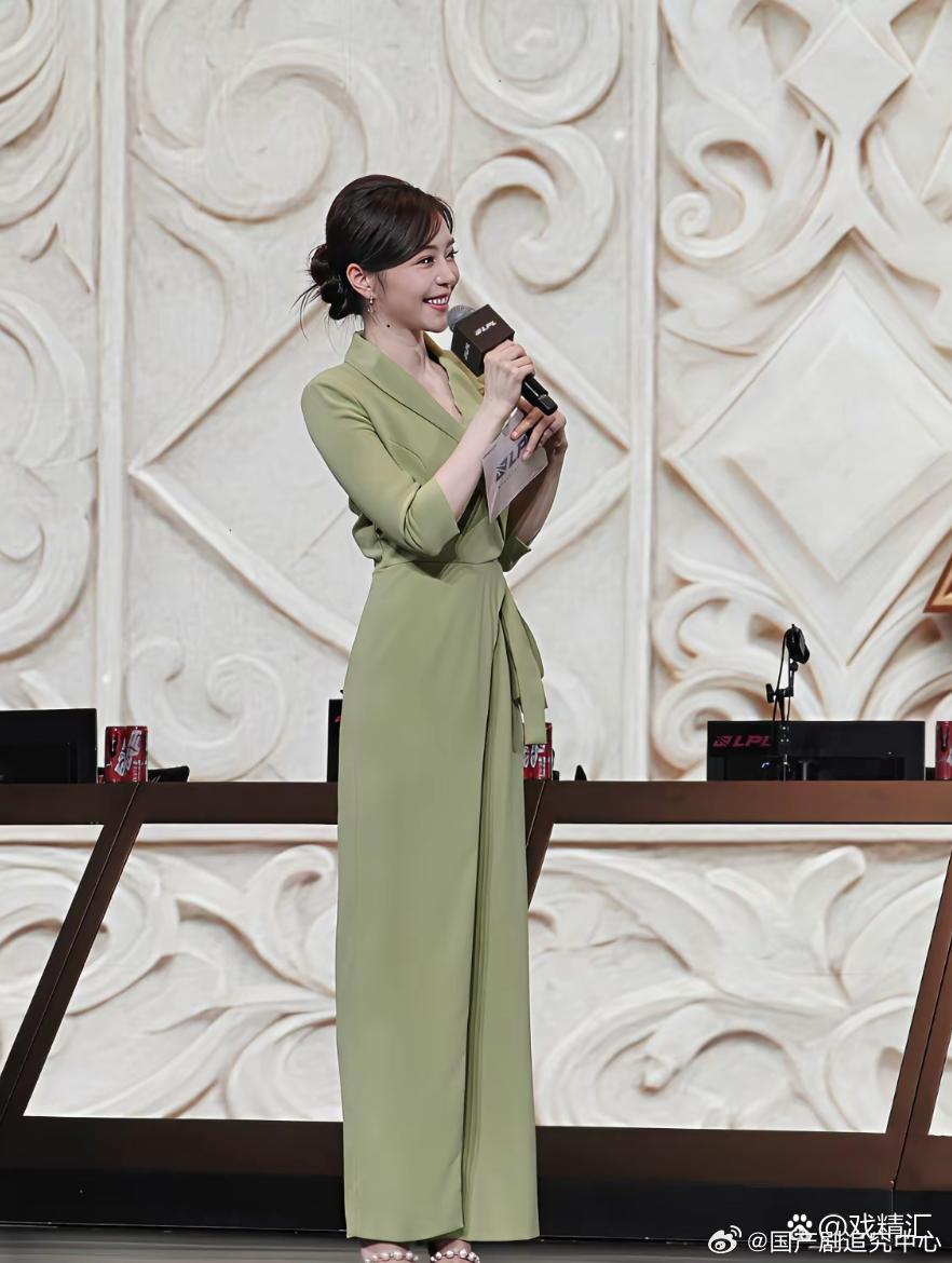 一直没搞懂，穿这个衣服上厕所到底该怎么办？ 