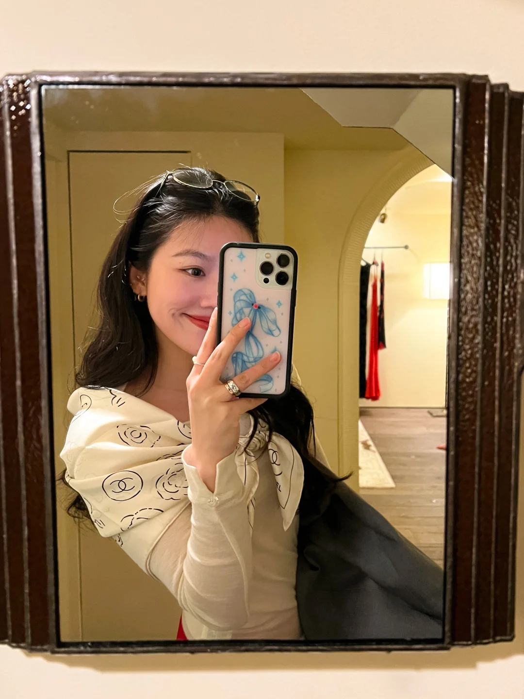 随手把丝巾系成了蝴蝶结