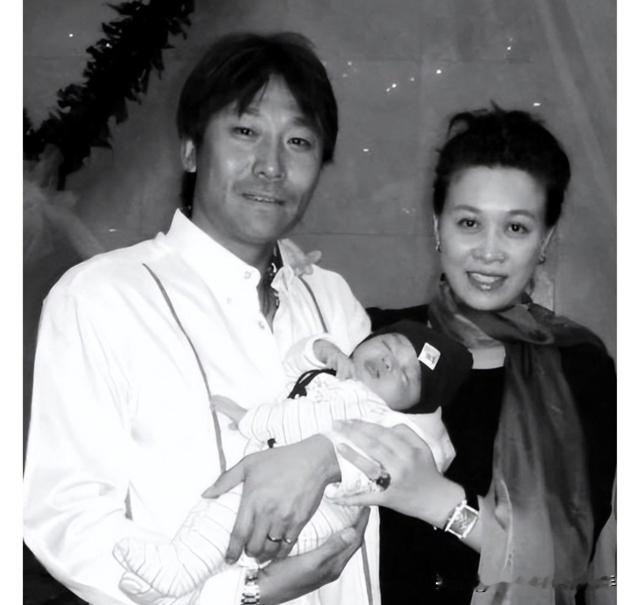 2004年那英和高峰在儿子高兴满月宴上的温馨合影。儿子虽然起名叫高兴，可他们的感