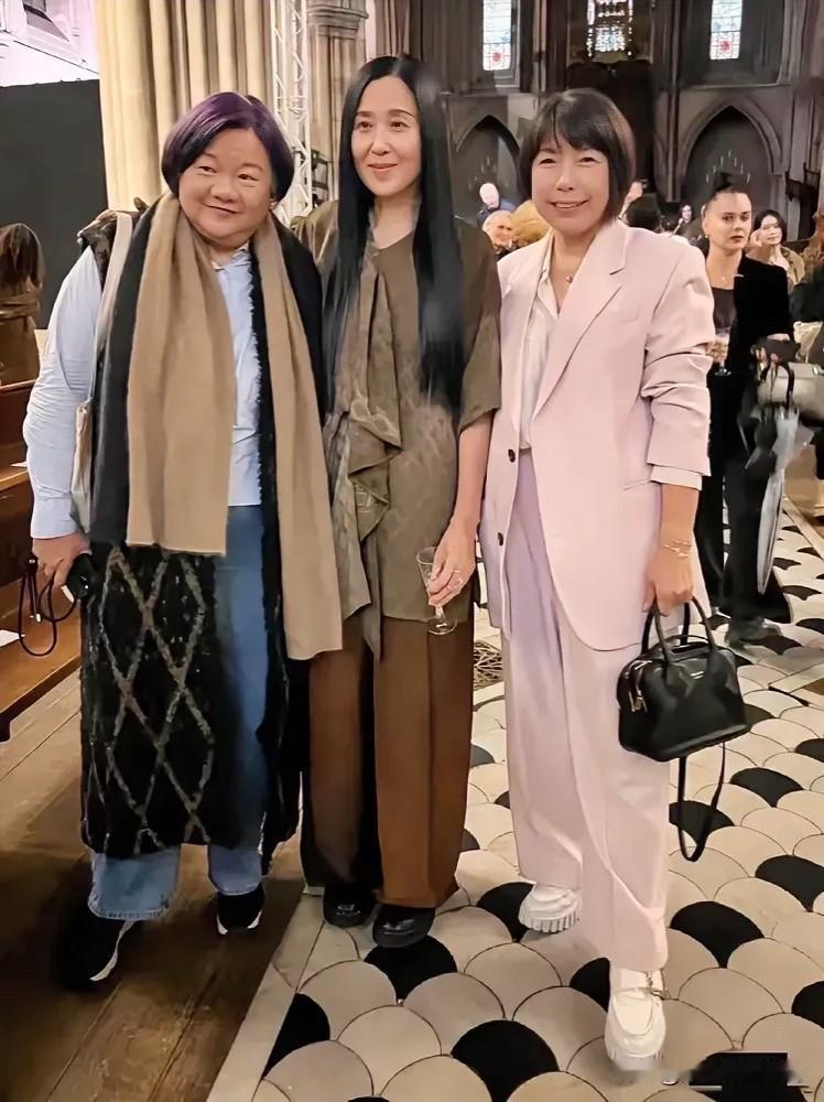 性格豁达的洪晃，无法原谅自己一手带出的徒弟小雪。

洪晃在自己的音频节目中谈了她