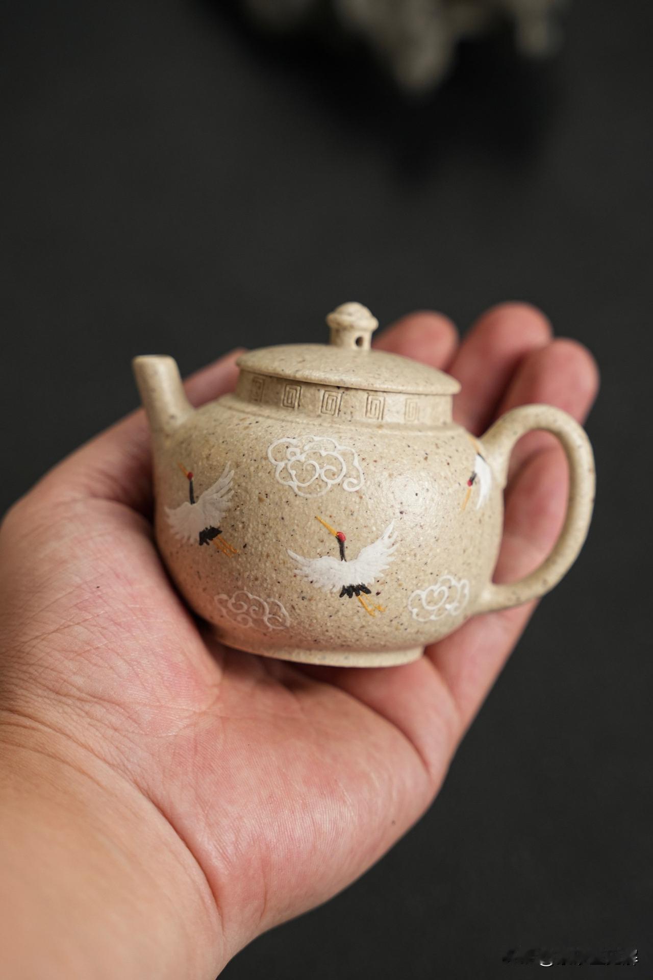不同的茶叶应对应使用不同的紫砂壶
紫砂壶具有宜茶性能，这是一种笼统的说法。 根据