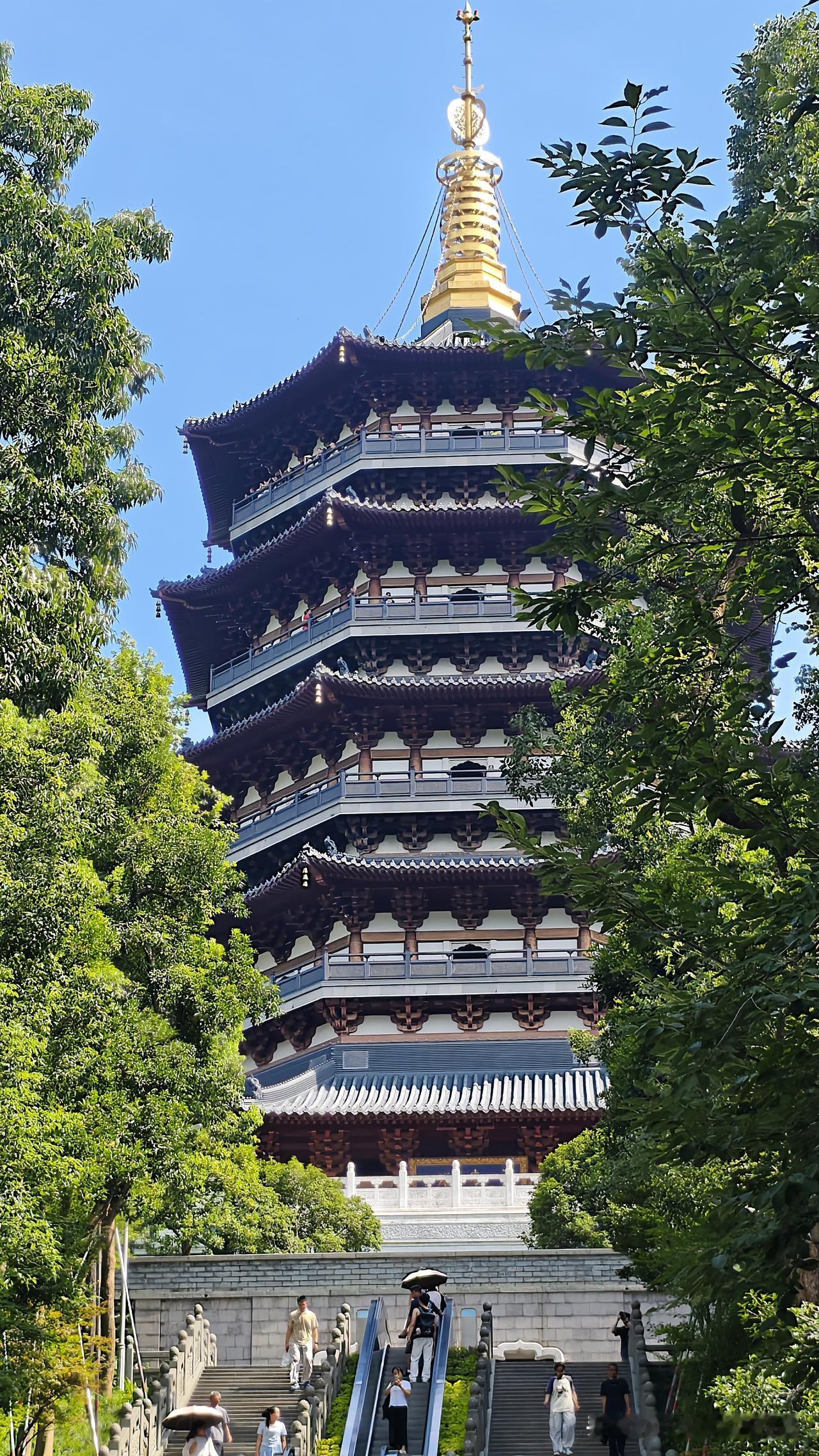 今天带孙子孙女打卡西湖雷峰塔！从小听白蛇传长大，总记着法海把白娘子压在塔下的故事