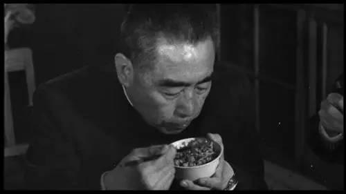 周总理一生留下很多照片。这些照片，有的帅气逼人，有的风度翩翩。其中，一张在桌子上