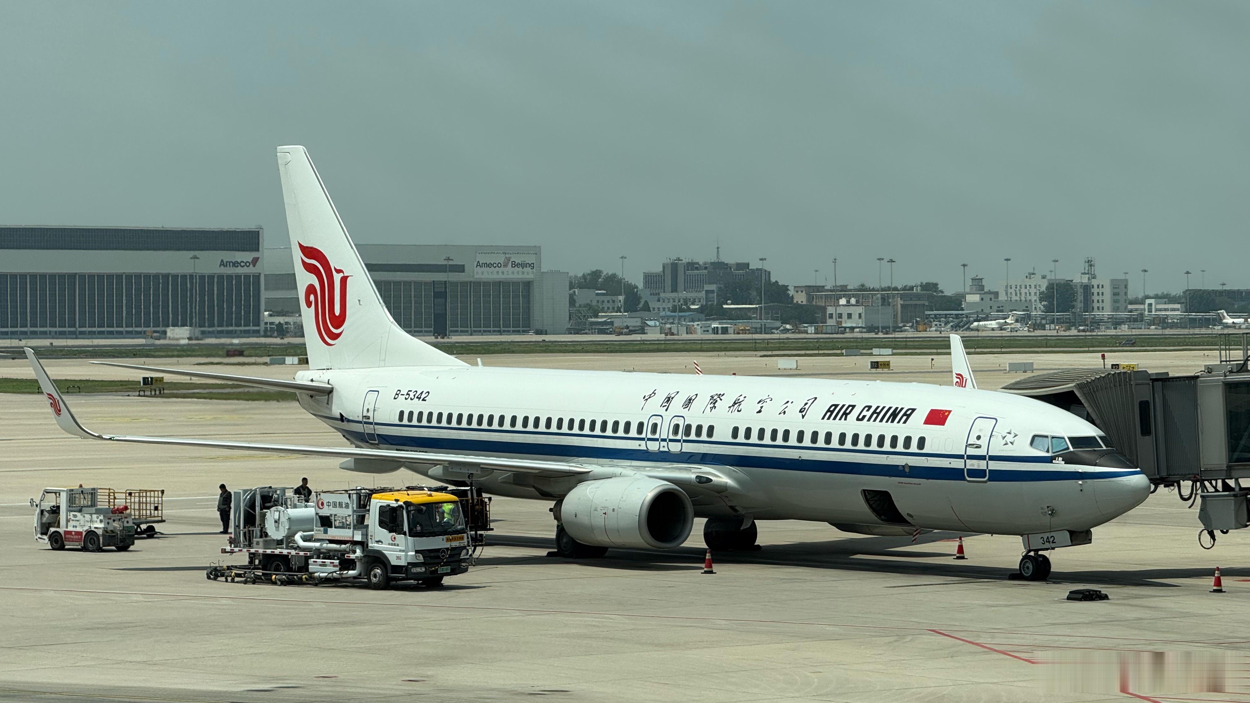 乘坐这架飞机，到达首都国际机场。 北京·北京首都国际机场
