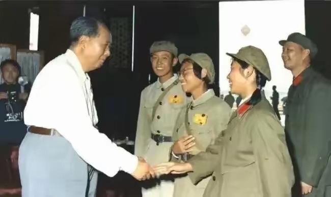不懂就问，和伟人在一起的，你能认出几人，如果你认识二位，历史知识一定不会差！