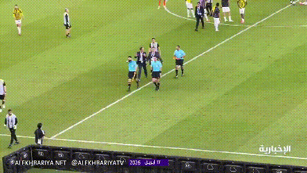 沙特球迷输不起啊，马宁离场时，吉达联合球迷心中很不满，扔水瓶攻击马宁，马宁依旧淡