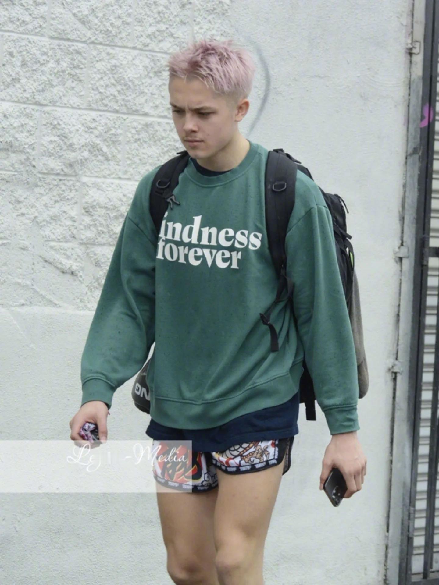 安吉丽娜·朱莉和皮特的大女儿希洛结束舞蹈课在洛杉矶外出被拍，另一头龙凤胎的弟弟诺