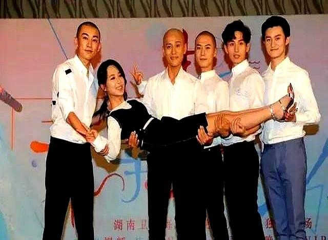 更有意思了，肖战的个人简介里，悄悄删掉了《余生》。

另一边，杨紫的代表作也换成