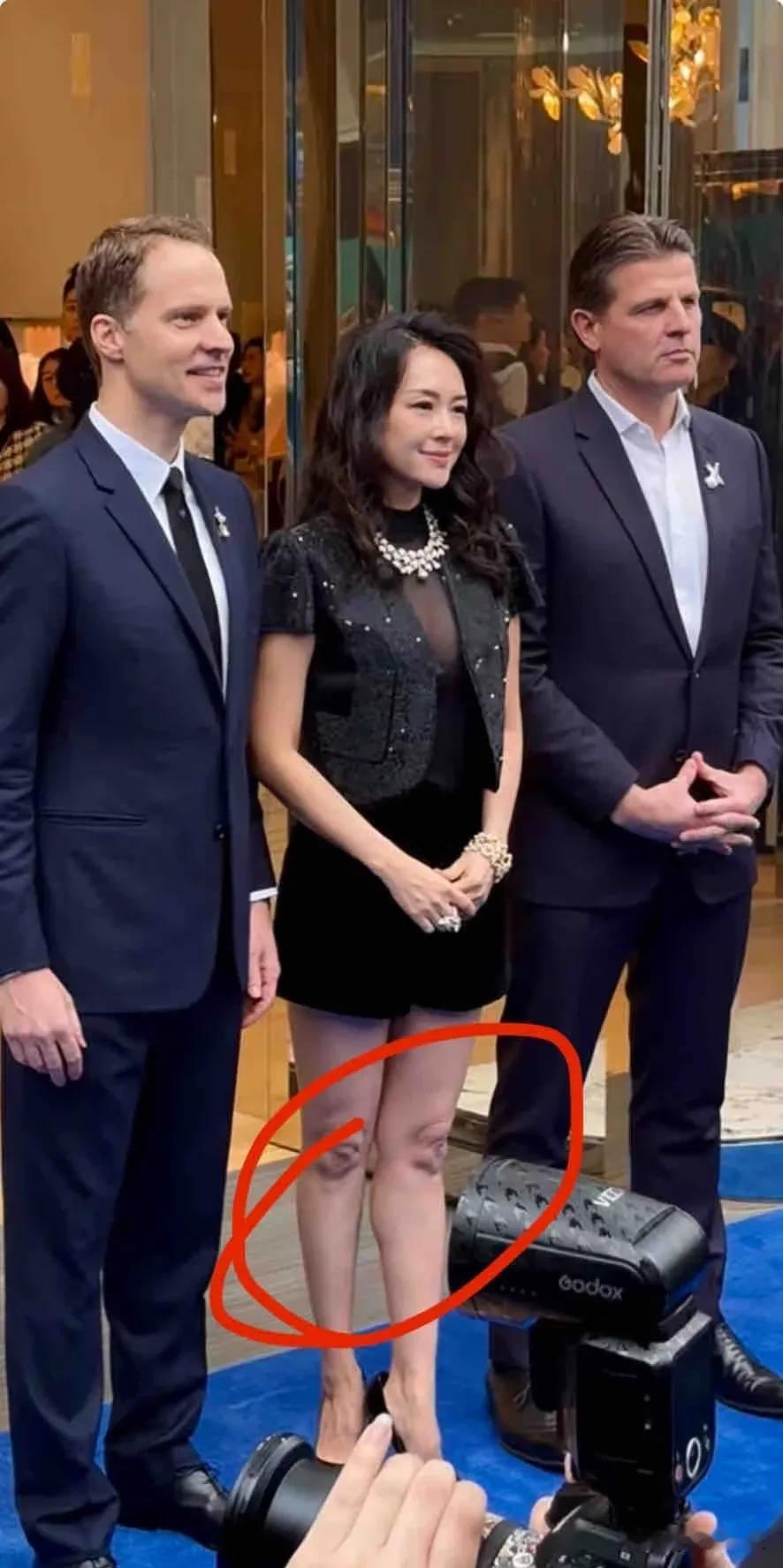 章子怡出席成都太古里蒂芙尼旗舰店开幕活动
•
章子怡小姐的状态保养的不错呀！今天