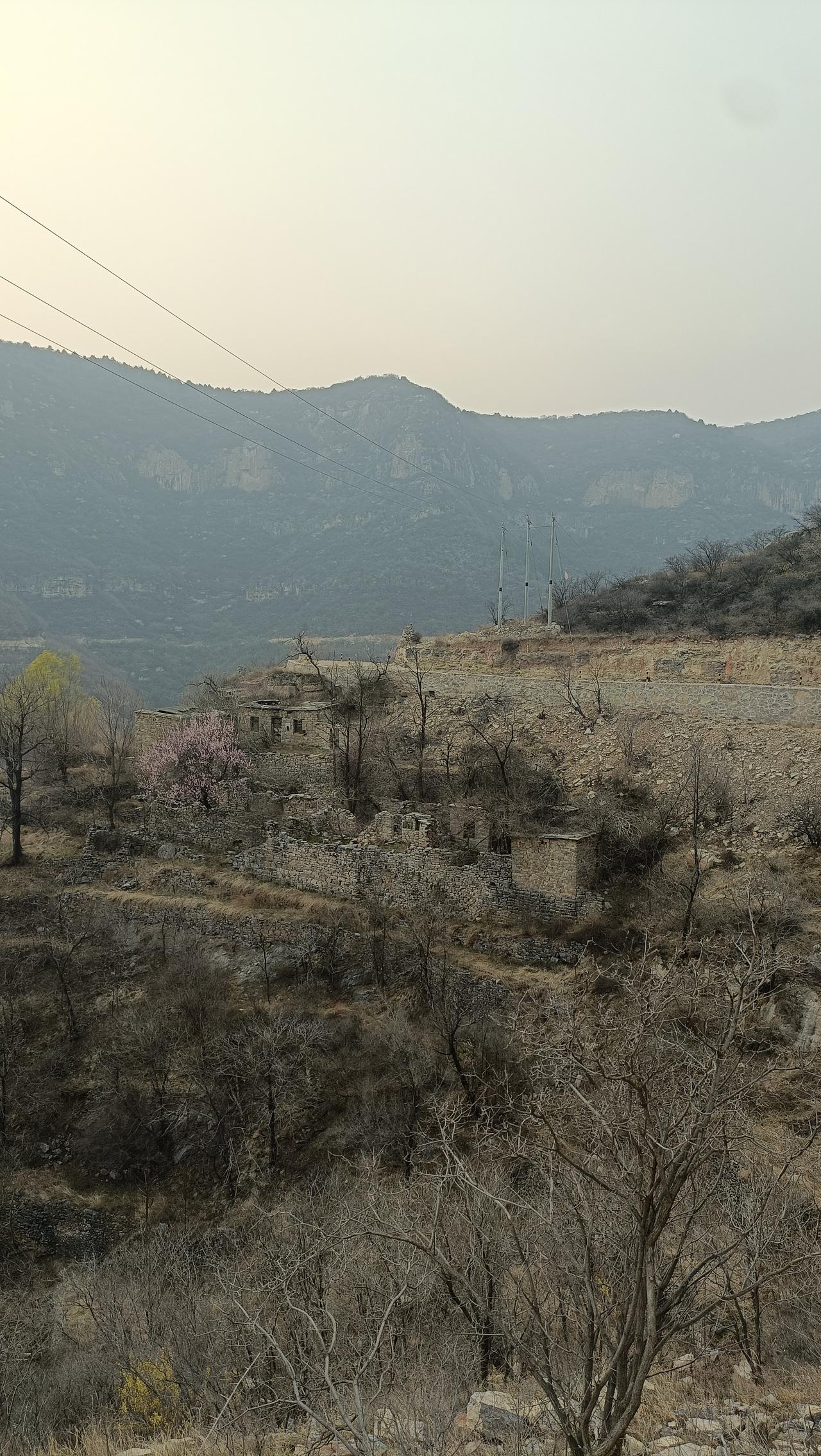 晒图笔记大赛悬崖上偶遇一座小山村，看了一下卫星定位名叫：二郎帽，二郎帽处于河北涉