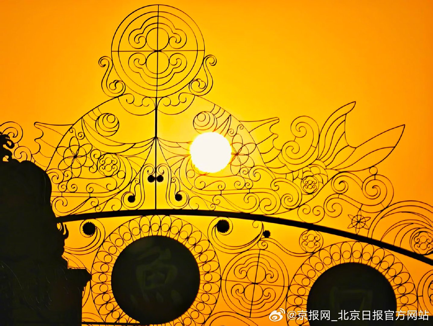 【#夕阳让北京年味甜甜的#】#春节假期进度条过半了# 2月20日，大年初四。傍晚