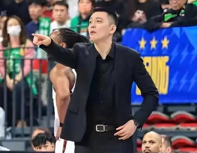 三连败！辽宁王朝要塌？
 
昨晚输给吉林，球迷群里直接炸锅。有人喊杨鸣下课，有人