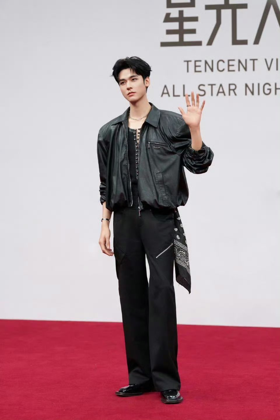 龚俊一个盛典拿4个奖连摘四奖，红毯造型气场全开！从综艺到荧幕，他用真诚与实力赢得