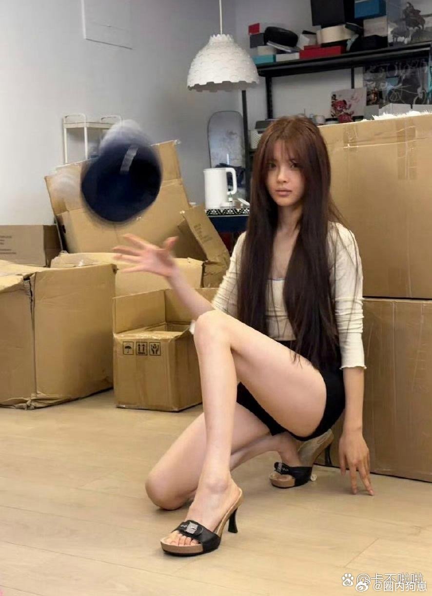 杨超越这腿也太绝了！又长又直又白又细，天生好底子太让人羡慕了～ 