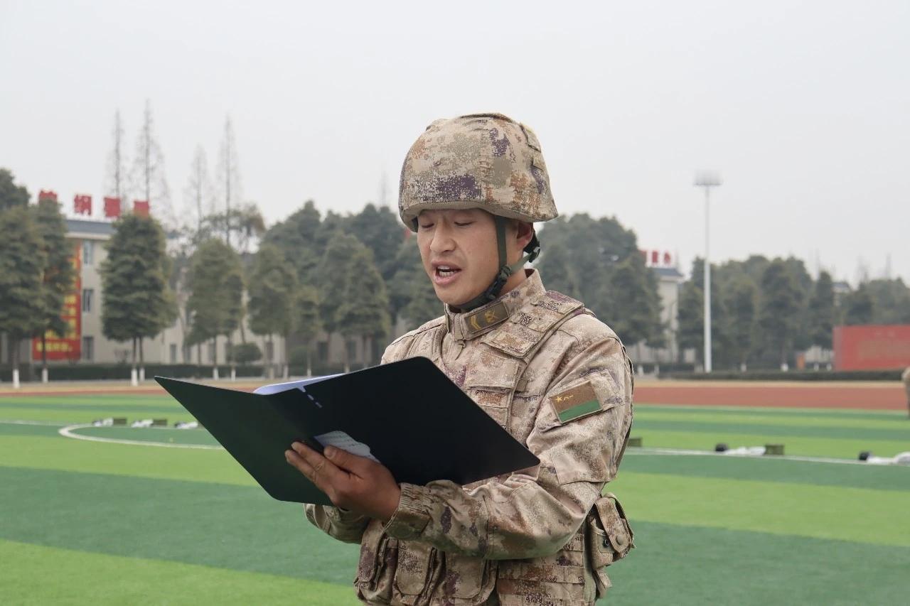    魏琨龙，甘肃平凉人，三级军士长军衔，现为洗消技师兼班长。从事洗消专业18年