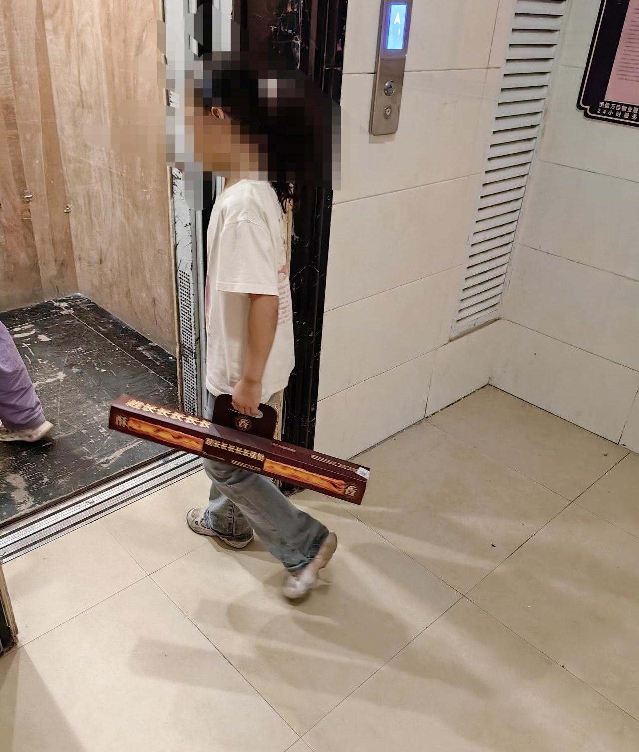 中午接娃放学，一个12.8元的超长蛋挞，差点把家里气氛干没了。
孩子点名要买那个